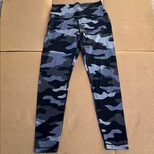 Victoria's Secret Womens Medium Black and Gray Camouflage Leggings